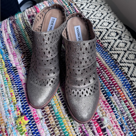 Steve Madden Harmony Mules Dusty Gold Metallic Leather Upper Block Heel Sz 9.5 - Picture 3 of 3